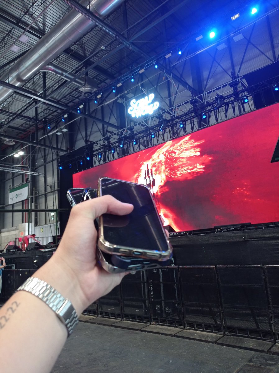ya van 3 iphone y los que quedan
gracias <a href="/byCaLiTosYT/">Chaaaaarrrlie</a>