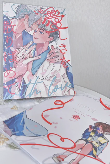 5月1冊目「愛しさを散りばめて」がこの手に...!細やかなパールがキラキラした特殊紙に、タイトルやリボンは特色でより鮮明さを。人生初の同人誌は薄い本では無くなりましたが、愛を込めました❤️どうぞよろしくお願いいたします 
