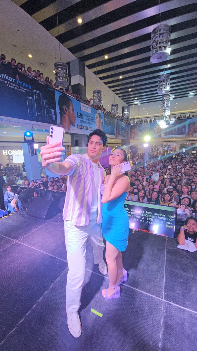 Check out this awesome groupfie of #DonBelle with the crowd at the #AwesomeSummerFanFest! 🤩 @donnypangilinan @bellemariano02