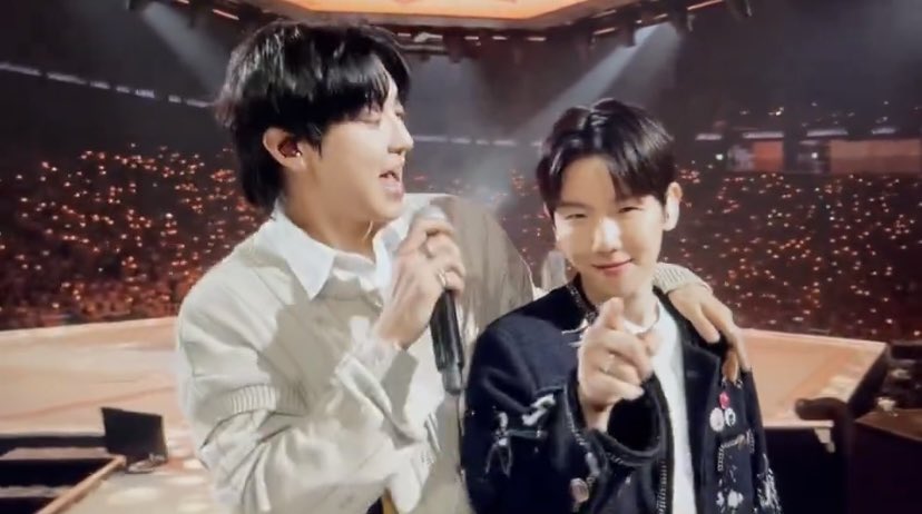 hourly6104's tweet photo. I LOVE CHANBAEK SO MUCH 😭❤️ https://t.co/Pxq72dTJRM