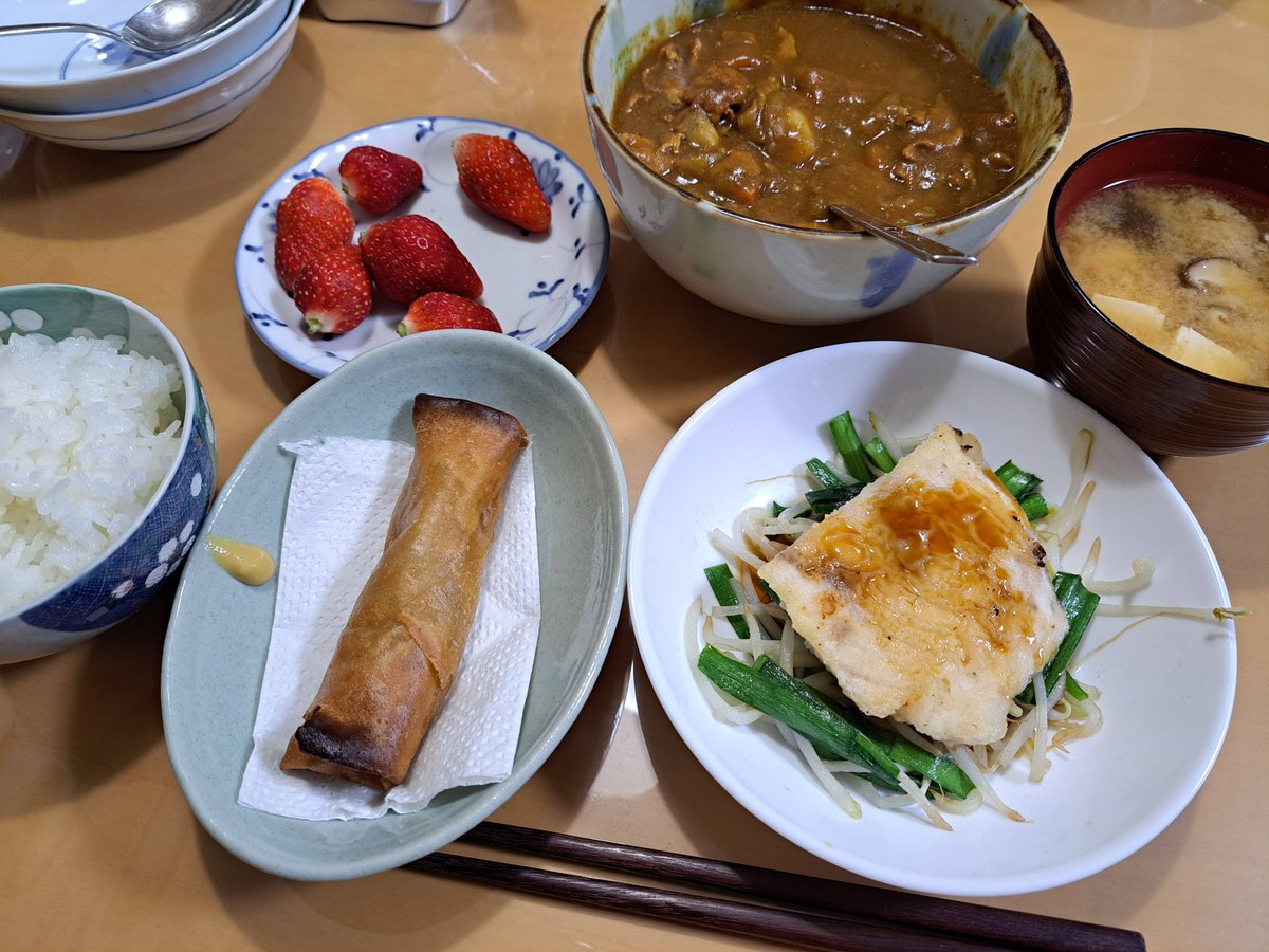 This is Saturday's dinner. That is grilled swordfish with ponzu sauce, fried spring rolls, and miso soup with strawberries and shiitake mushrooms. I also ate the leftover curry from the evening, which made my stomach suffer. #dinner #Japan #washoku #swordfish #springrolls