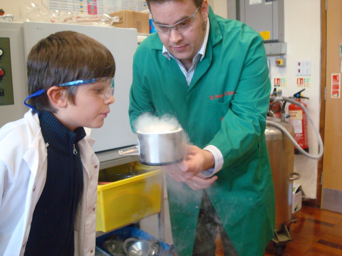 Twelve years ago this young Italian boy visited Nottingham to meet his chemistry heroes... Now he's a chemist himself - and we made a video about his first big discovery. WATCH: youtu.be/94eNquY3Fbg @UniofNottingham @ChemistryUoN