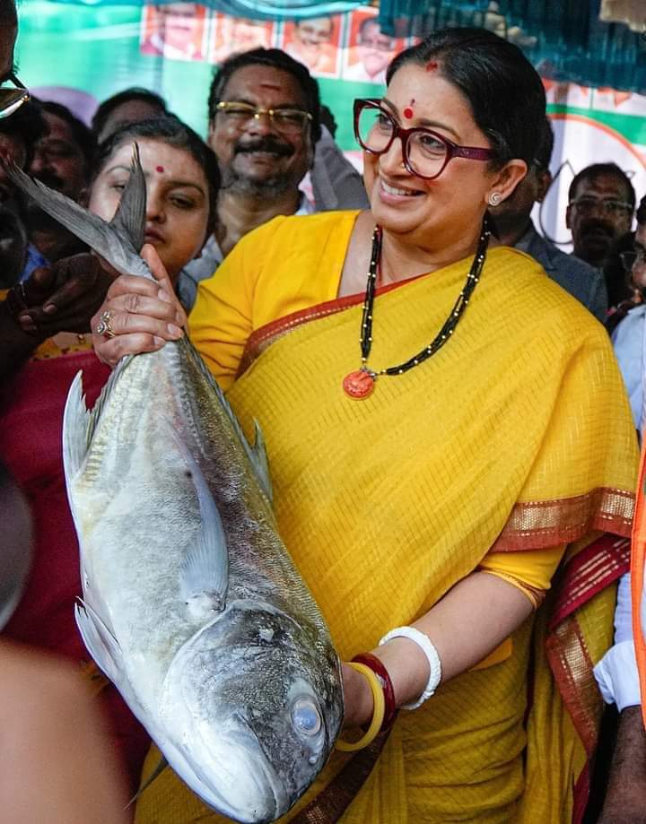 पापा पापा समलिटि जी मछली दिखा कर चिढ़ाती है 🐋 #LokSabaElections2024