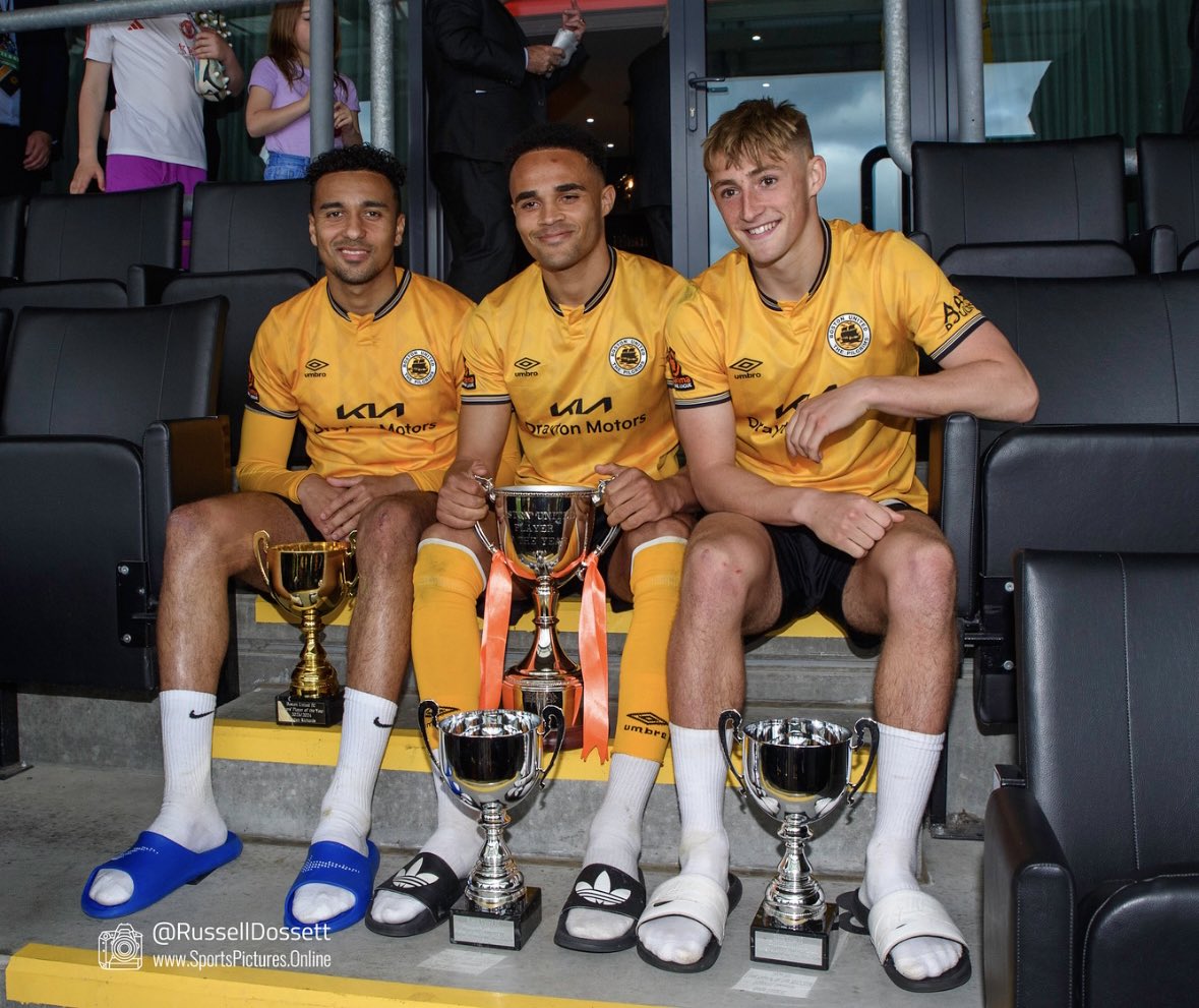 Delighted to win the player of the year and fans player of the year last night!! Thankyou for everyone who voted means a lot⚽️❤️ @bostonunited