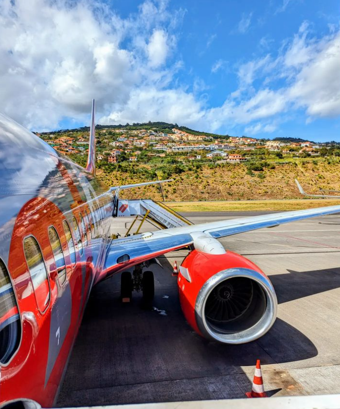 Bonus points if you know which airport this is! ✈ Who wishes this was their view this Sunday afternoon? 📸 avgeeks_winging_it on Instagram