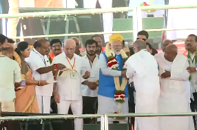 #Karnataka: Prime Minister #NarendraModi garlanded by #BJP workers in #Mysuru.  Former PM #HDDeveGowda also greeted him. [ANI] #LokSabhaPolls2024 News Updates ➠  ecoti.in/O2bRTa  #ElectionsWithET