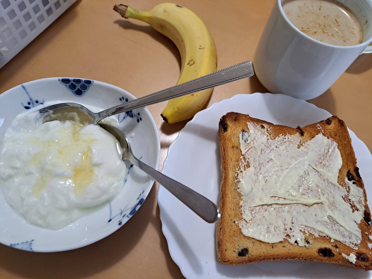 This is breakfast on Friday. I spread margarine on toast with raisins. #breakfast #Japan #washoku #toast #margarine