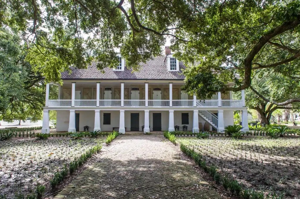 🌿 Step back in time with the Whitney Plantation Museum! 🏛️ Join the 10am tour today and learn about the lives of enslaved individuals who toiled on these grounds. Book your experience + walk in the footsteps of the past. ow.ly/B2pE50RfESh 📷 Photo by Elsa Hahne