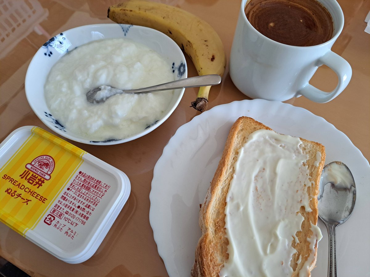 This is Saturday's breakfast. I spread soft cheese on a mountain of bread. #breakfast #Japan #washoku #toast #cheese