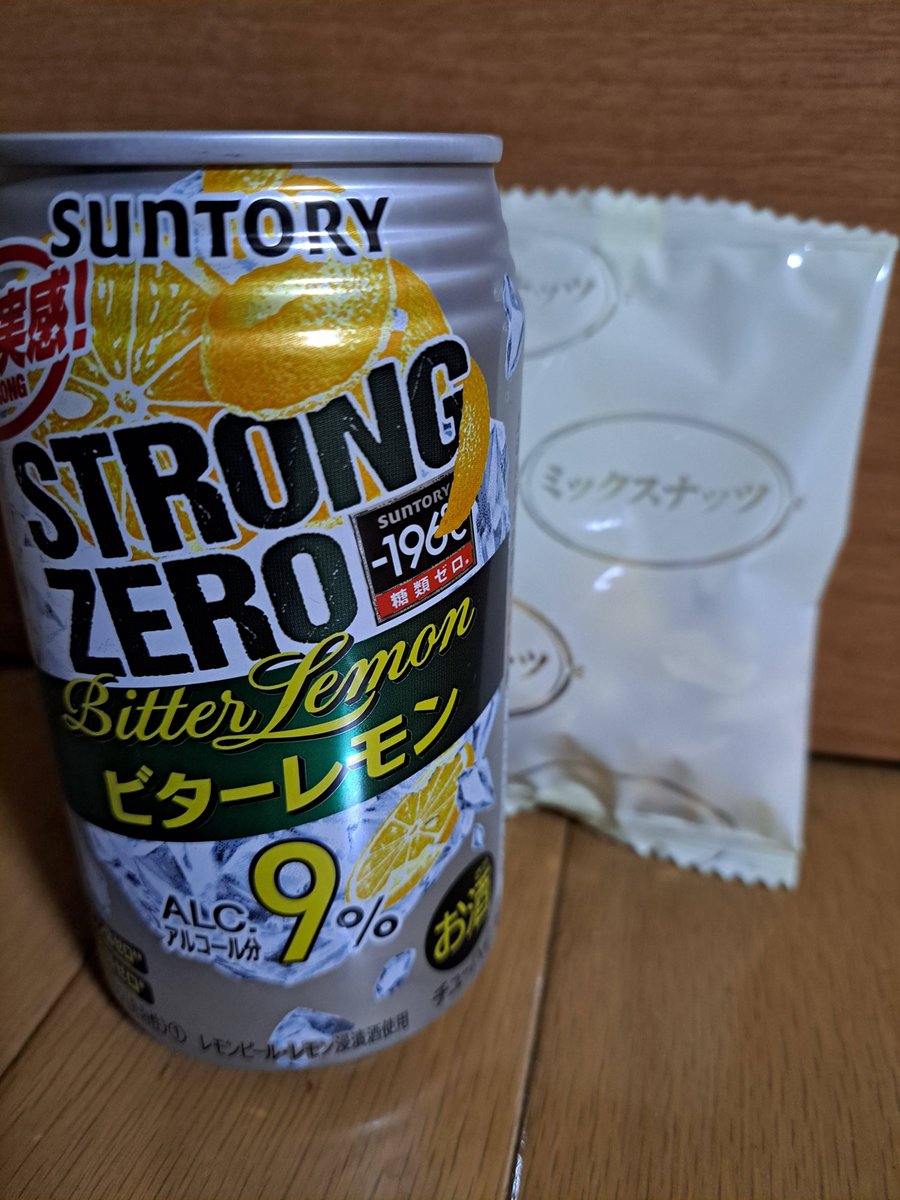 This is Saturday's bedtime drink. I had lemon-flavored chuhi and salted nuts. #bedtime #Japan #washoku #chuhi #nuts