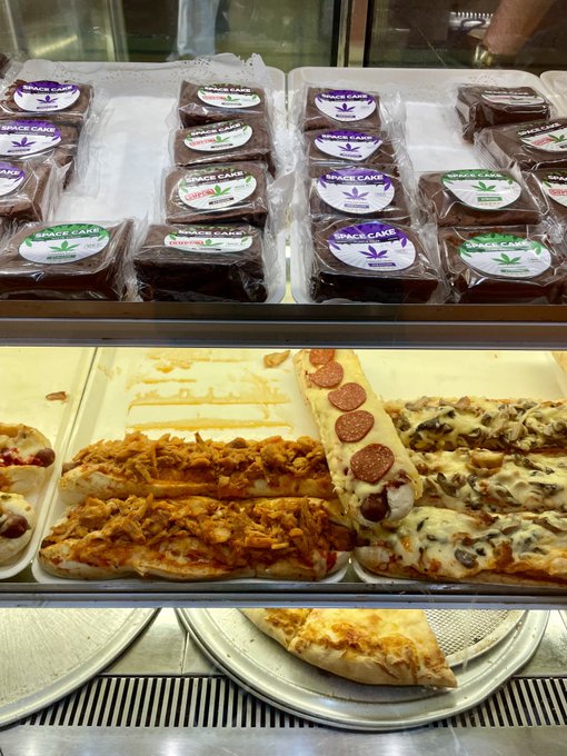 Puedes pedir una rebanada de pizza y un brownie al mismo tiempo 😍 📍Amsterdam https://t.co/rUxoOkCxS8<a href="/tag/panamacity"class="tags"><span>#panamacity</span></a>