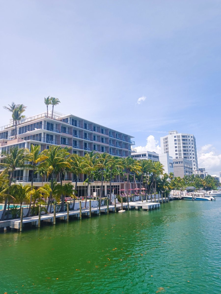 Miami waterfront living at its finest. buff.ly/2RQ1wVF

#grandbayharbor #gbbmoments #intracoastalwaterway #waterfront #miami #miamihotel #viewsfordays