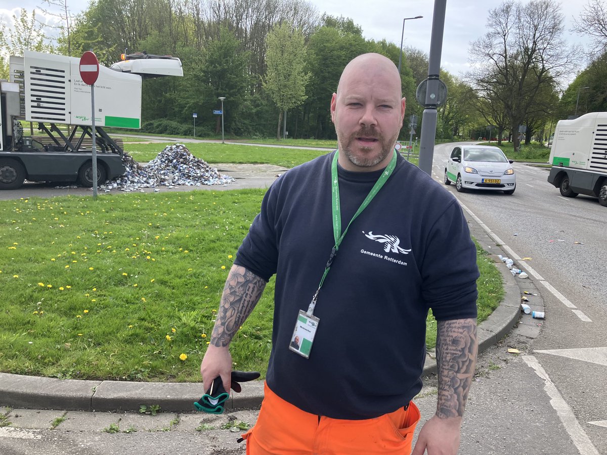 Barbaradejong's tweet photo. Raynaldo van Elburg maakt de stad schoon. Hij staat ook bekend als de Michael van Gerwen, de prikspecialist https://t.co/Ph4RIh9PLU