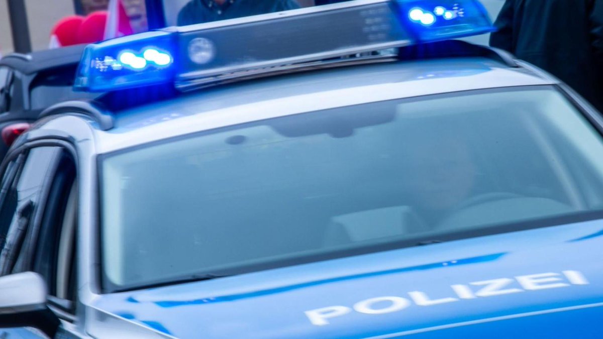 21-Jähriger zerstört auf der Flucht sein getuntes Auto abendblatt.de/region/mecklen…