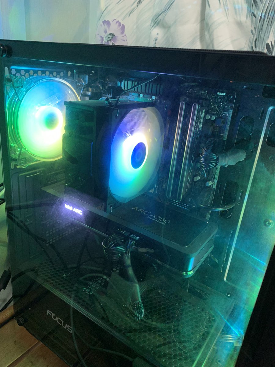 olipcguru's tweet photo. Hello intel arc https://t.co/30zxKyVMN4