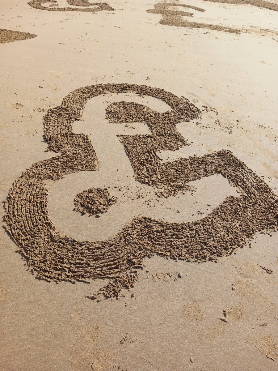 Yes Cymru activists creating sand art to devolve the Crown Estate. Gweithredwyr Yes Cymru yn creu celf tywod i ddatganoli Ystad y Goron. #celf #indywales #swansea #swanseabay #sandart #annibyniaeth #ystadygoron #abertawe #baeabertawe Yes.cymru/join