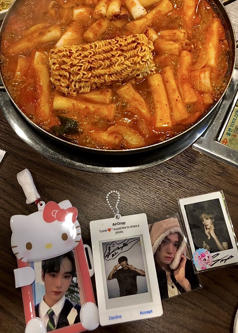 📍떡도리탕

라면사리 ⭐️⭐️⭐️⭐️⭐️
볶음밥 🌟🌟🌟🌟🌟

맛저했어요 🤤👍🏻

#범고래도_이걸_먹나요
#이건_꼭_먹어야겠디원
#나_지금_밥먹지룬
#영냠냠