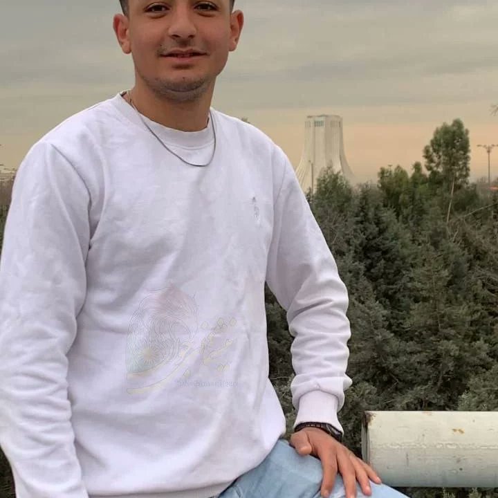 sunnirightsfa's tweet image. #کولبر_نکشید 

🔸️تصاویری از انتقال پیکر مهرداد عبدالله‌زاده کولبر ۲۰ ساله اهل سردشت.

به گزارش حقوق اهل سنت ایران؛ به نقل از "هه نگاو" مهرداد عبدالله زاده شب گذشته، ۲۵ فروردین ۱۴۰۳ در ارتفاعات مرزی "بیتوش" پس از آنکه مورد مورد اصابت شلیک مستقیم نیروهای هنگ‌مرزی قرار گرفت 👇