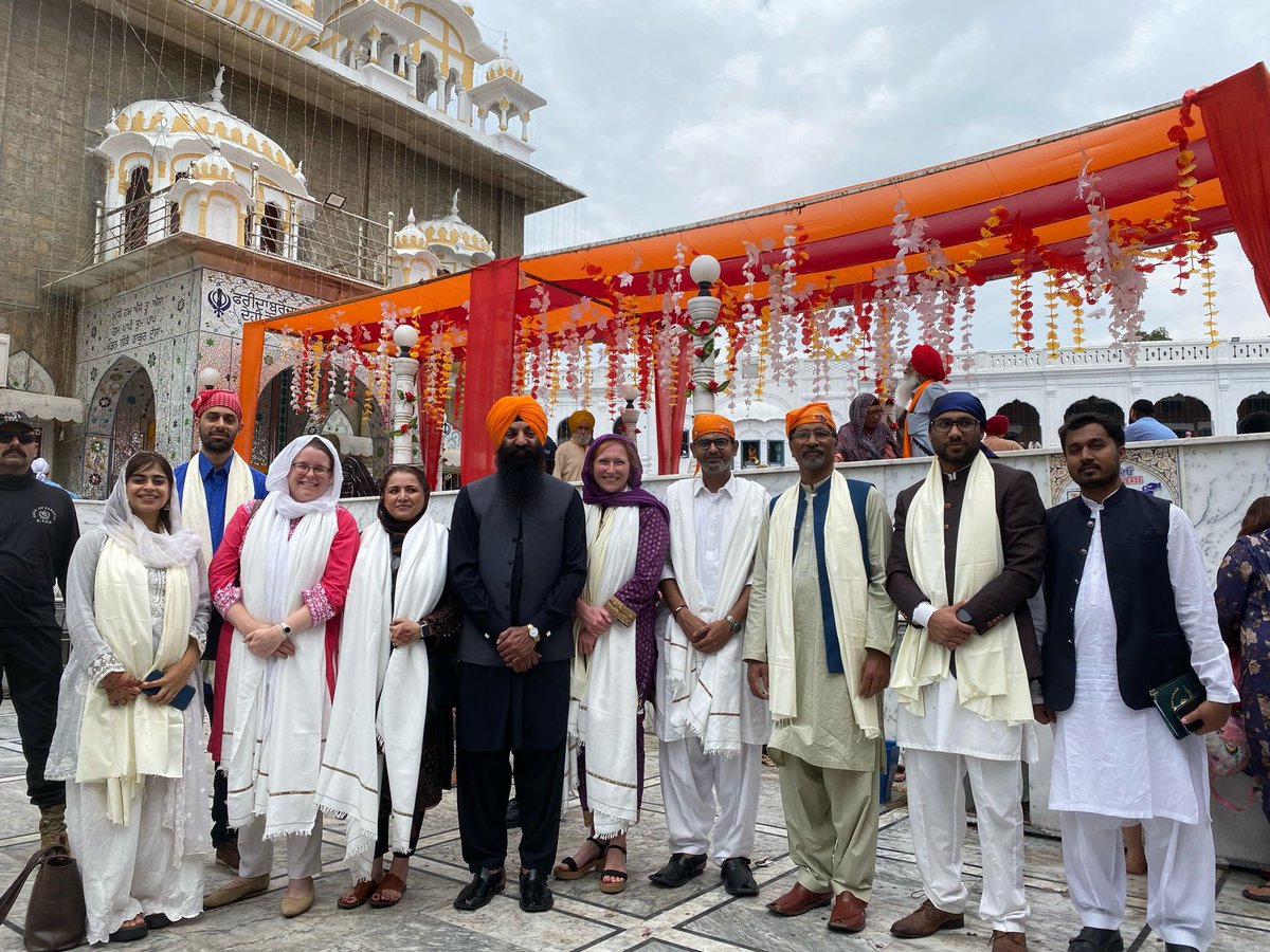 Honoured to join Punjab Minorities Minister @SardarArora and Sikh friends for the Baisakhi festival today at Gurdwara Punjab Sahib, Hassan Abdal. Fantastically colourful and vibrant. Thank you for the wonderful hospitality! 🙏 @ukinpakistan