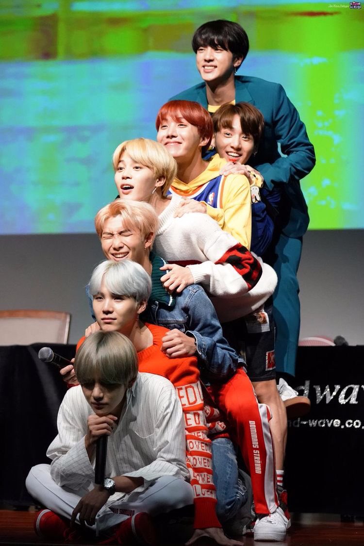 #WeLoveYouJin 489
#WeLoveYouJHOPE 363
#WeLoveYouSUGA 206
#WeLoveYouKimTaehyung 126
#WeLoveYouNamjoon 126
#WeloveYouJimin 125
#WeLoveYouJungkook 125
線香の香りがいつまでもする。突風が吹いたり、テレビが突然消えたり、何かの存在を感じた週末だった。明日からまた耐える日々。ファイティン