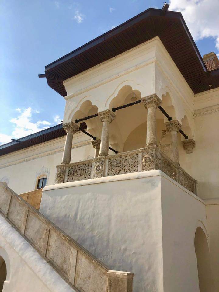 Travel_2Romania's tweet photo. La #Potlogi, Palatul Brâncovenesc La jumătatea drumului dintre #București si #Târgoviște,domnitorul C-tin Brâncoveanu a hotărât să facă un palat pentru a-l lăsa moștenire fiului sau. 6-8 ore făceau pe vremea aia de la București până aici,in funcție de cât de obosit era calul. https://t.co/xVCH3bkUTt