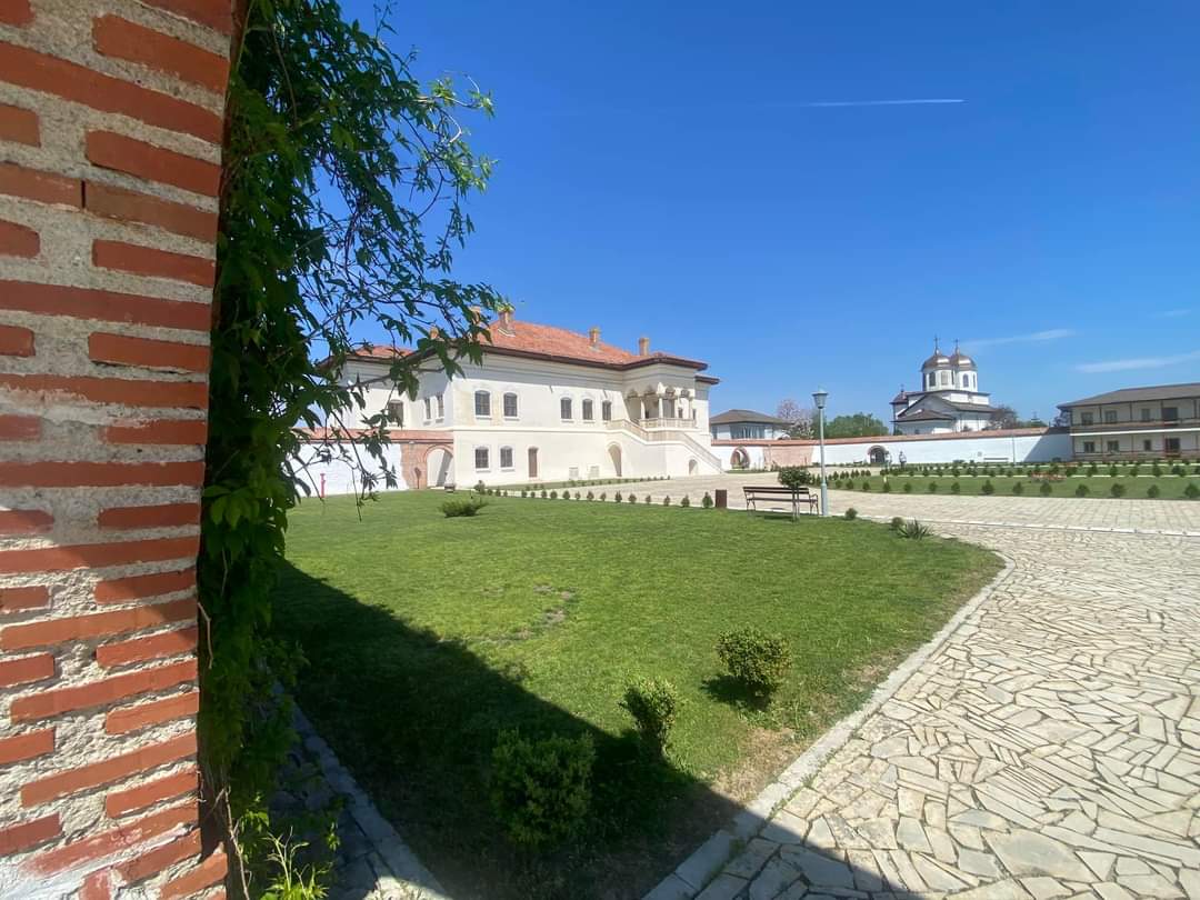 Travel_2Romania's tweet photo. La #Potlogi, Palatul Brâncovenesc La jumătatea drumului dintre #București si #Târgoviște,domnitorul C-tin Brâncoveanu a hotărât să facă un palat pentru a-l lăsa moștenire fiului sau. 6-8 ore făceau pe vremea aia de la București până aici,in funcție de cât de obosit era calul. https://t.co/xVCH3bkUTt
