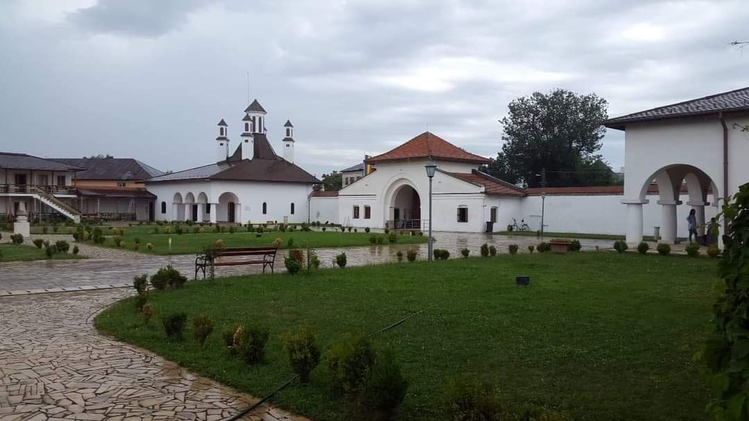 Travel_2Romania's tweet photo. La #Potlogi, Palatul Brâncovenesc La jumătatea drumului dintre #București si #Târgoviște,domnitorul C-tin Brâncoveanu a hotărât să facă un palat pentru a-l lăsa moștenire fiului sau. 6-8 ore făceau pe vremea aia de la București până aici,in funcție de cât de obosit era calul. https://t.co/xVCH3bkUTt