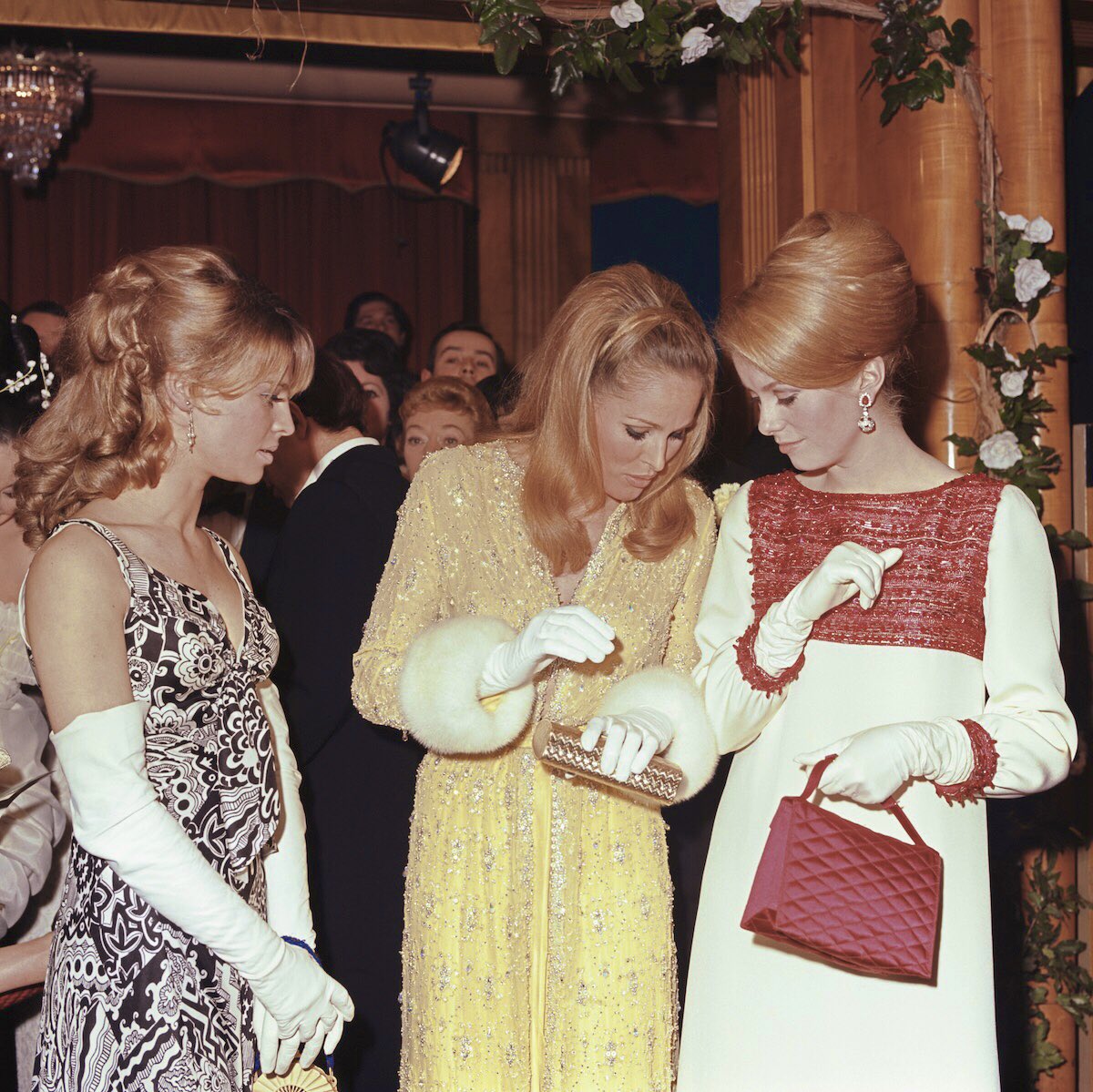 #JulieChristie, Ursula Andress and Catherine Deneuve attend a Royal Film Performance of ‘BORN FREE’ at the Odeon, Leicester Square, 14th March 1966

🎬 #SwingingSixties