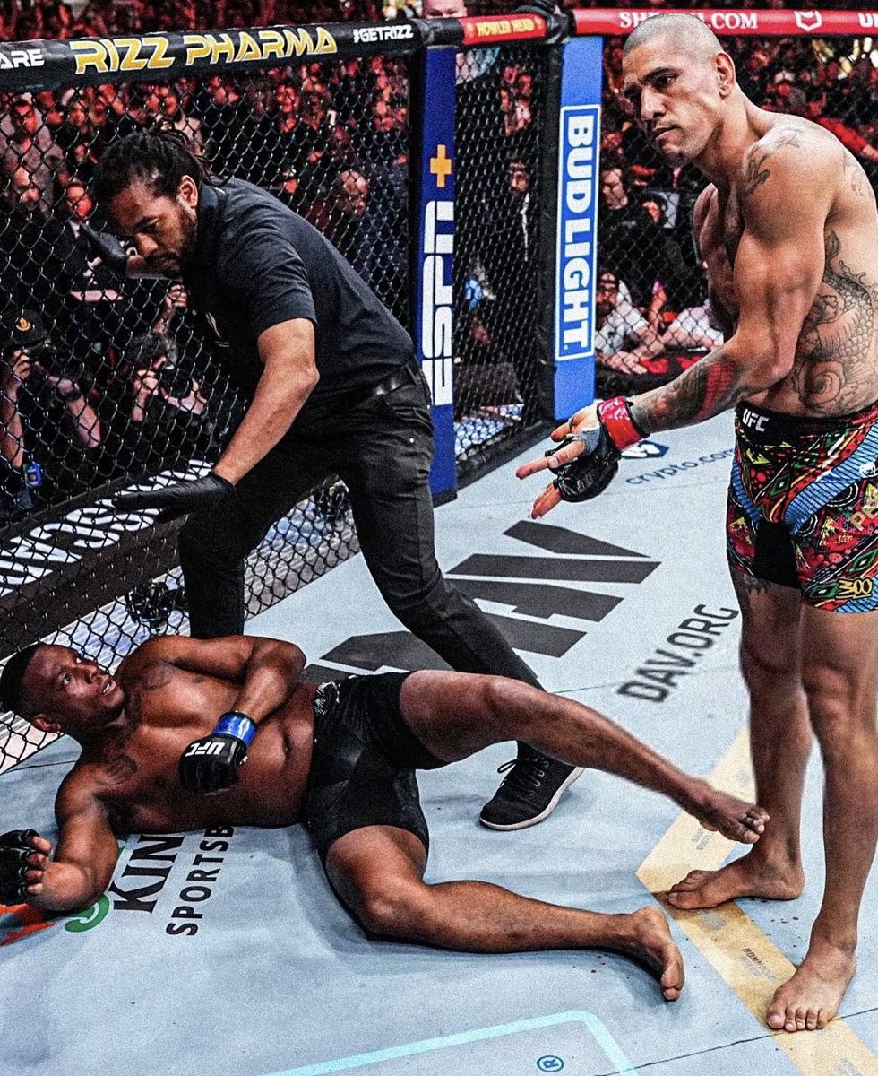 Samuel_McTavish's tweet photo. Bro looks scared af LMAO #UFC300 https://t.co/yEwe3QDWOM