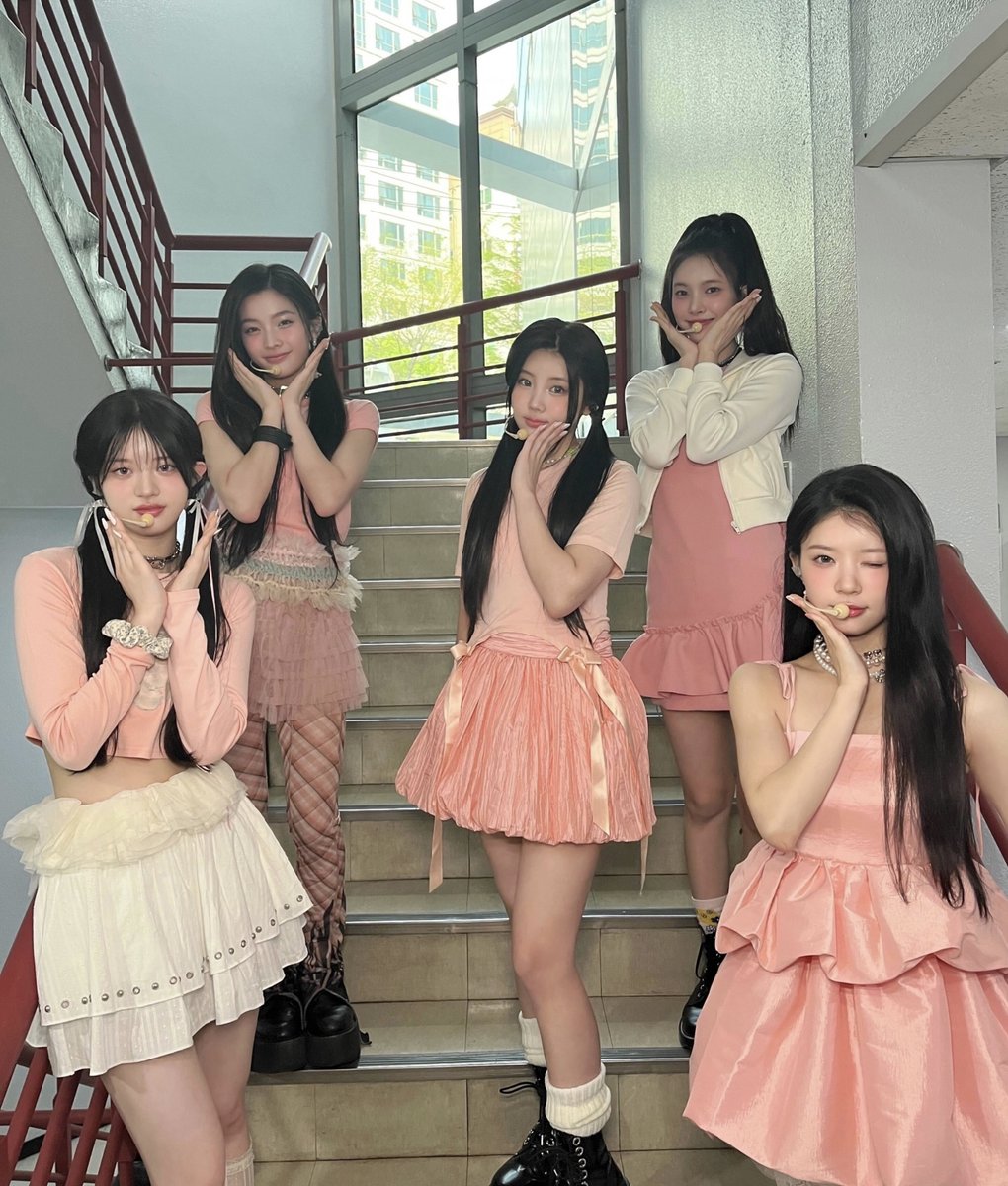 [#DAILY_IT]
No push and pull 🧲
아일릿의 마음은 항상 전속력으로 팬여러분에게 갈게!
그리고 오늘 일찍 주무시면 안되는데…👉👈

240414 @ 인기가요
#ILLIT #아일릿
#Magnetic #SUPER_REAL_ME