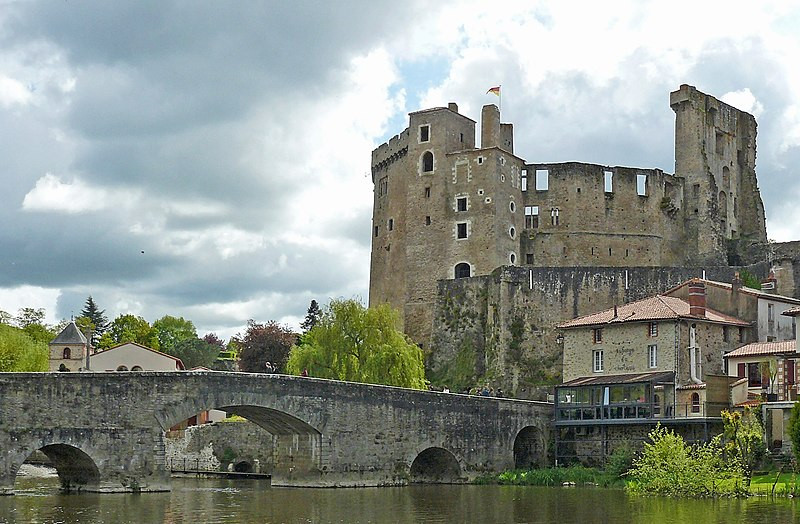 MonumentumFr's tweet image. Château de Clisson à #Clisson (#LoireAtlantique) Construction 1ère moitié XIIIe siècle, XIVe siècle, XVe siècle, XVIe siècle. Les restes du château : classement par décret du 13 août 1924 - Les éléments suivant...
Suite 👉 monumentum.fr/monument-histo…
#Patrimoine #MonumentHistorique