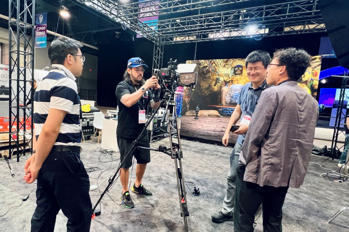 7dvisiontech's tweet image. Behind the scenes at @NABShow . If you are coming today, be sure to checkout our virtual production solution in action at central hall booth C2646, powered by @7dvisiontech, #PIXREAL,  #MandrakeStudios and HTC VIVE Mars.

#NAB2024 #NABShow #VirtualProduction #XR