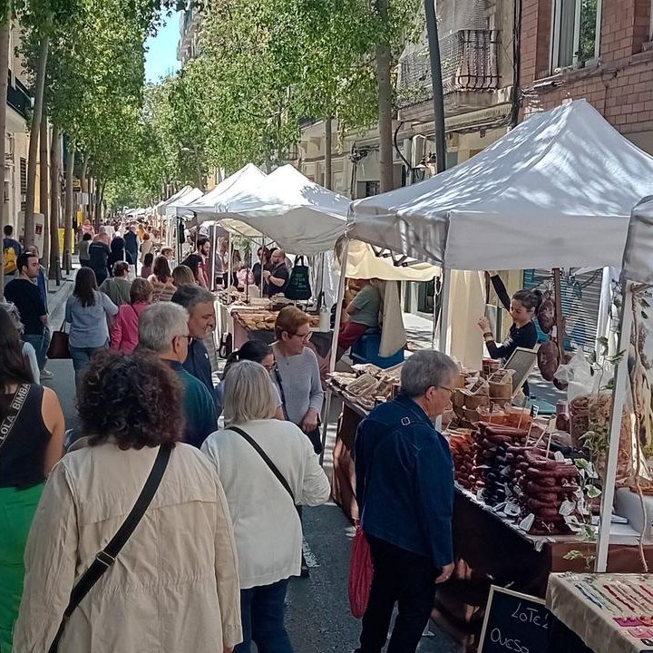 Ahir amb la regidora @neusmunte i els companys de @juntsxcatlcorts vam visitar la Fira de l’@eixsantscorts De la mà de l’eix vam visitar els diversos estands i vam poder posar en valor la necessitat d’aquestes fires per dinamitzar els entorns comercials.