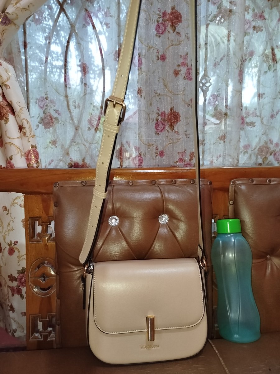 Riani_11_'s tweet photo. Slingbag kesayangan aku, tas selempang ini tuh bener bener bagus banget, sangat sangat gak nyesel beli tas ini, bahannya bagus banget, untuk acara santai bisa, untuk acara formal juga bisa

Link Shopee : https://t.co/HlcPESLogm https://t.co/UveG8LugPt
