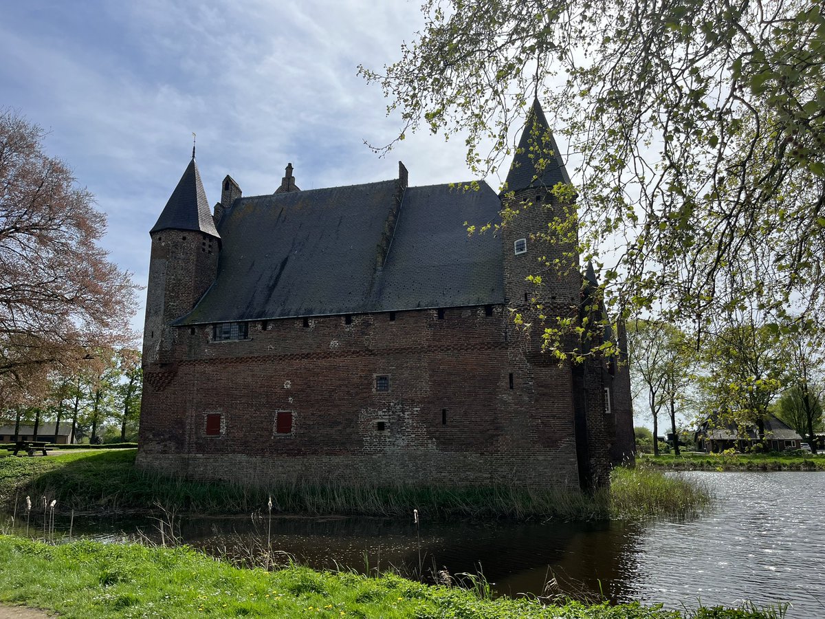 sneuperdokkum's tweet photo. Kasteel Hernen in het zonnetje https://t.co/99kfvyv8vu