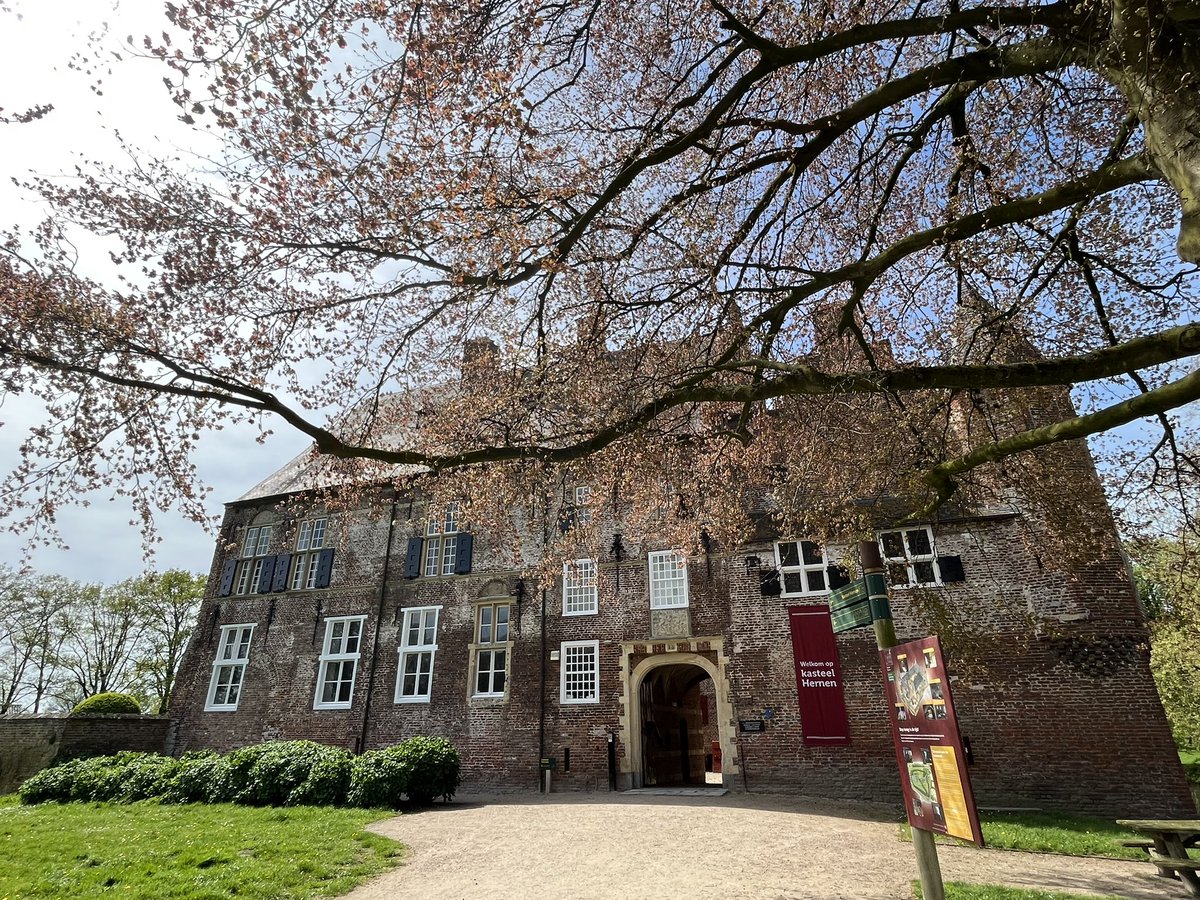 Kasteel Hernen in het zonnetje