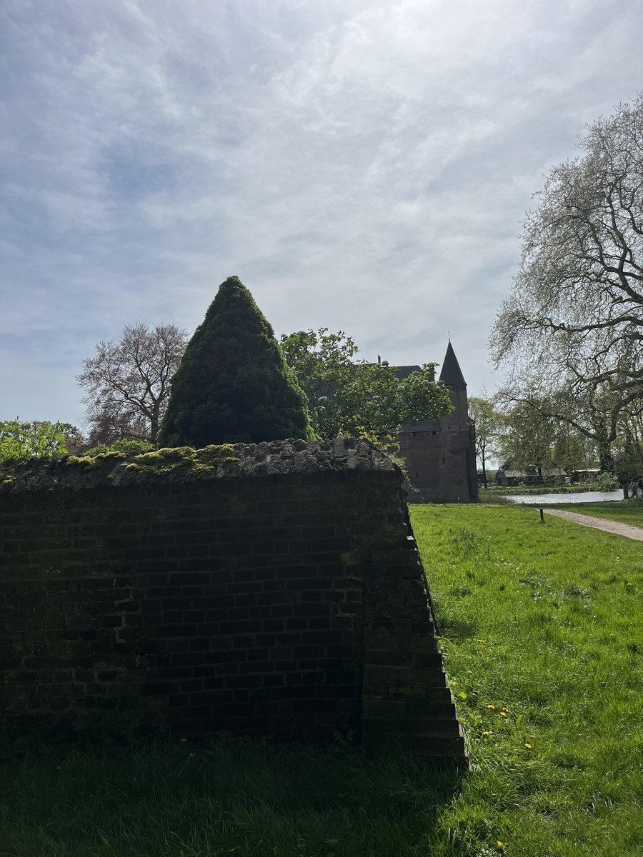 sneuperdokkum's tweet photo. Kasteel Hernen in het zonnetje https://t.co/99kfvyv8vu