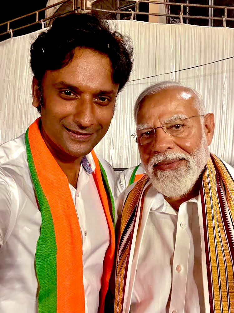 Most cherished selfie of my life @VinojBJP 🔥

I thank our PM Shri @narendramodi for trusting me to break the @arivalayam bastion.
 
After 23 days of extensive campaign I understand that PM’s vision was exactly the emotion of people of Chennai. True #VisionaryLeader