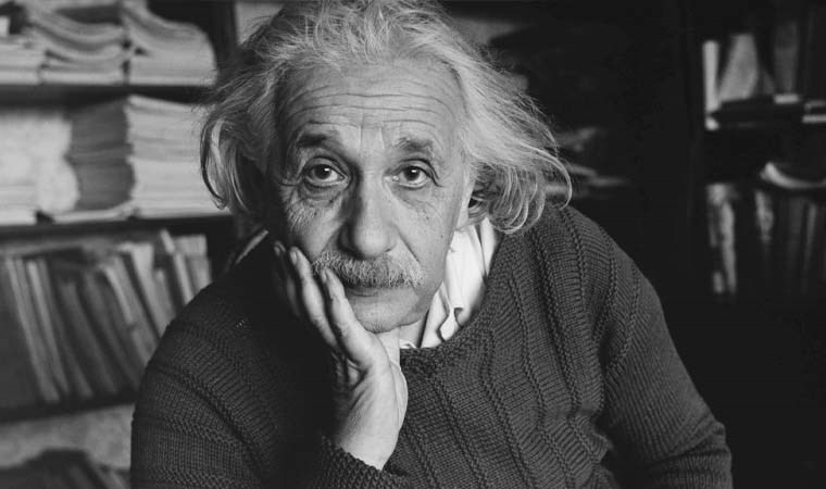 Albert Einstein: Kullanılacak silahları bilemiyorum ama 3. Dünya savaşını Sibel Can'ın eski kocası yorumlayabilir