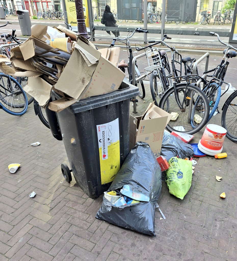 MarcelDellebeke's tweet image. ↕️de 'voorbeeld'locatie zo-ochtend &amp;amp; 20m omgeving 
alléén al hier bergen #bedrijfsafval dat wéér vannacht op staat stond (mag niet) én OPEN kliko's
#dumpzone #vuilnisbelt #ongediertecultivering
Gemeente: 🤷‍♂️🙈
deze🖕 #dump-aso's mogen/kunnen elke nacht zo doorgaan!
#hahahandhaving