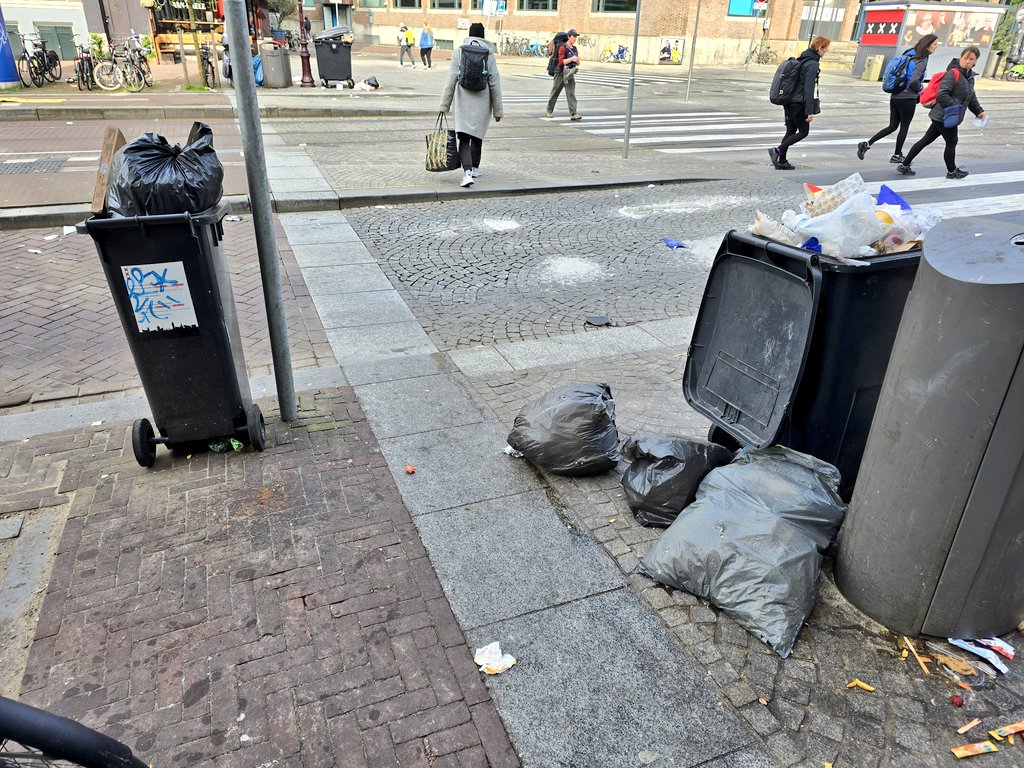 MarcelDellebeke's tweet image. ↕️de 'voorbeeld'locatie zo-ochtend &amp;amp; 20m omgeving 
alléén al hier bergen #bedrijfsafval dat wéér vannacht op staat stond (mag niet) én OPEN kliko's
#dumpzone #vuilnisbelt #ongediertecultivering
Gemeente: 🤷‍♂️🙈
deze🖕 #dump-aso's mogen/kunnen elke nacht zo doorgaan!
#hahahandhaving