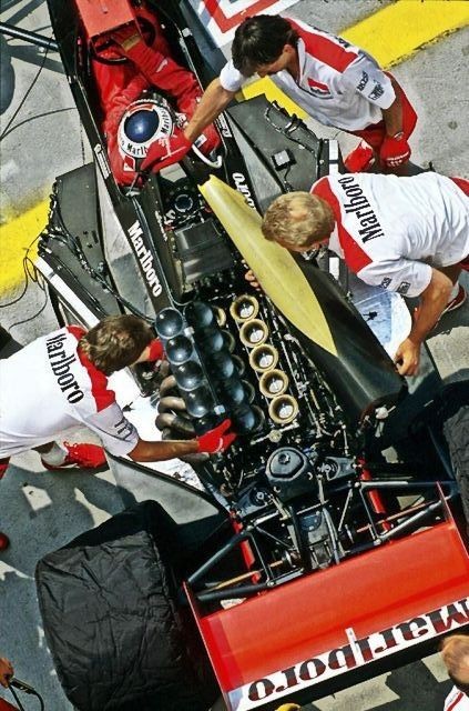 Hungarian Grand Prix 1990 

Gerhard Berger's McLaren MP4/5B Honda 3.5 V10 being worked on.

#F1 #Formula1 #RetroGP