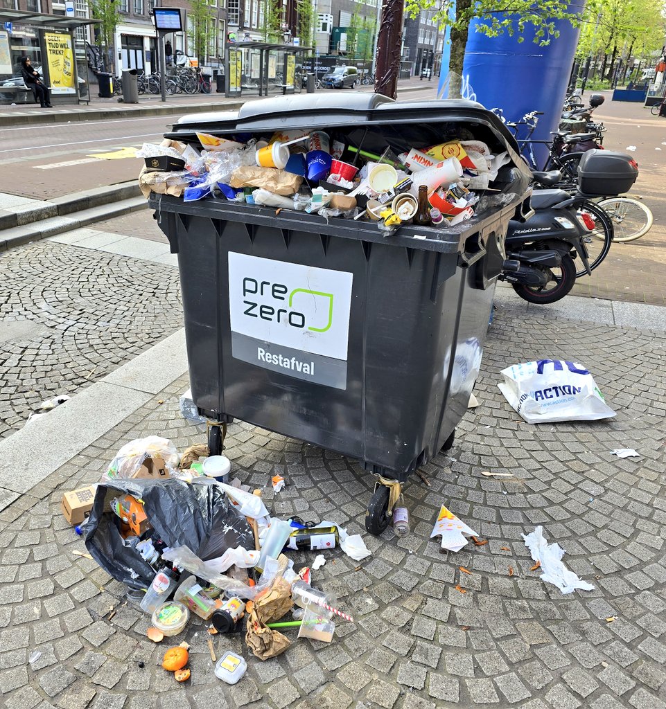 MarcelDellebeke's tweet image. ↕️de 'voorbeeld'locatie zo-ochtend &amp;amp; 20m omgeving 
alléén al hier bergen #bedrijfsafval dat wéér vannacht op staat stond (mag niet) én OPEN kliko's
#dumpzone #vuilnisbelt #ongediertecultivering
Gemeente: 🤷‍♂️🙈
deze🖕 #dump-aso's mogen/kunnen elke nacht zo doorgaan!
#hahahandhaving