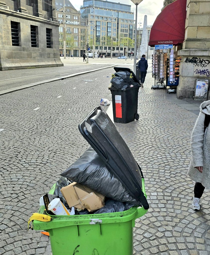 MarcelDellebeke's tweet image. ↕️de 'voorbeeld'locatie zo-ochtend &amp;amp; 20m omgeving 
alléén al hier bergen #bedrijfsafval dat wéér vannacht op staat stond (mag niet) én OPEN kliko's
#dumpzone #vuilnisbelt #ongediertecultivering
Gemeente: 🤷‍♂️🙈
deze🖕 #dump-aso's mogen/kunnen elke nacht zo doorgaan!
#hahahandhaving