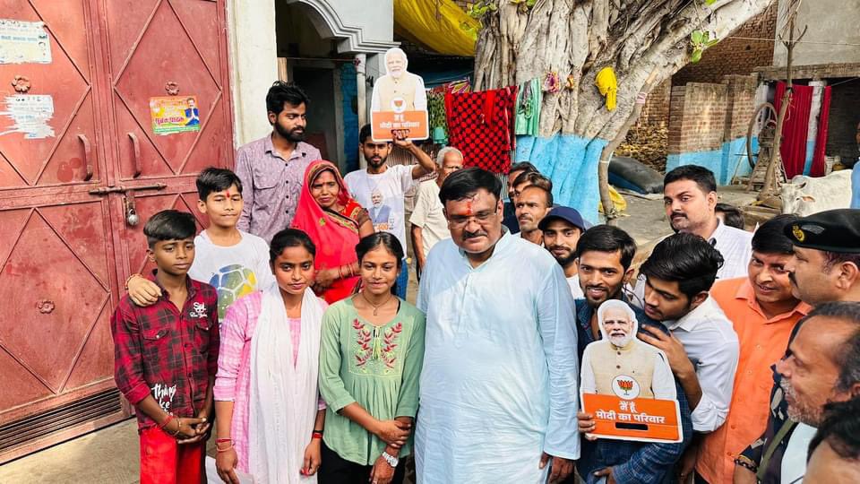 SubratPathak12's tweet photo. मेरा कन्नौज मेरा परिवार।

घर घर जनसंपर्क की शृंखला में आज अराराबादी, कचहरी टोला एवं बालायपुल मोहल्ला में जाकर अपने परिवारजनों से आत्मीय संवाद करते हुए उन्हें  #मोदी_जी_की_राम_राम प्रेषित की।

#अबकी_बार_400_पार
#पहला_वोट_मोदी_को
#MaiHoonModiKaParivar
#NarendraModi #BJP
#ModiKiGuarantee
#ChunavKaParv
#DeshKaGarv
#ECI #कन्नौज #Kannauj
#GeneralElection2024