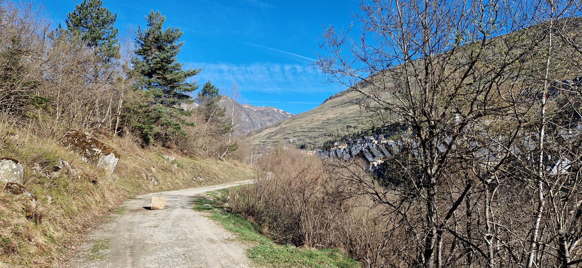 Bon dia @ajnautaran @conselharan, ha caigut una pedra a la pista de Val de Ruda, a l'alçada del final dels hotels Per si heu d'enviar algú a retirar-la, gràcies #nautaran #valdaran