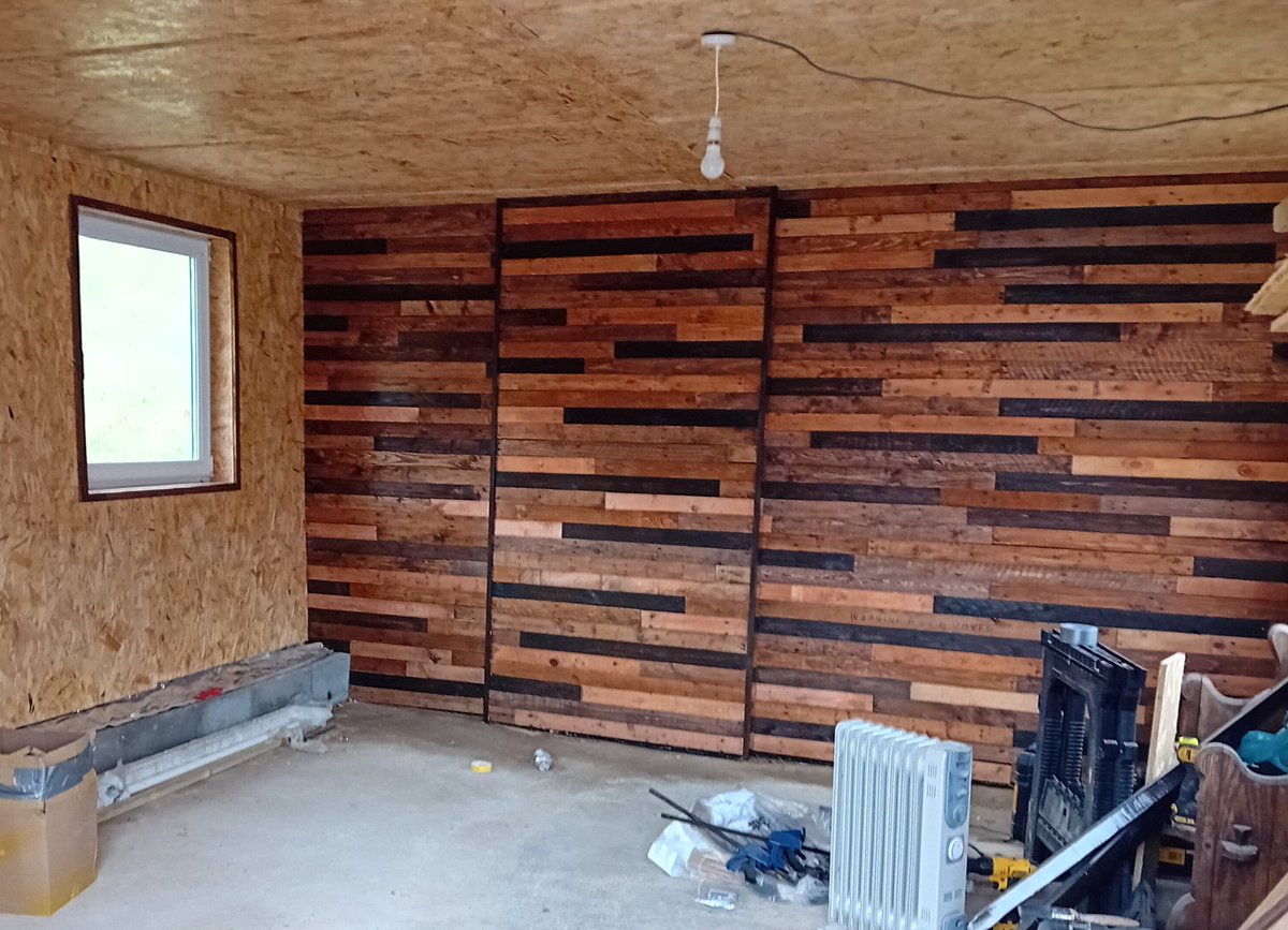 mouse_workshop's tweet image. I wanted to make a feature wall in the workshop, so I went for a pallet wood wall. I painted the OSB black behind the wall to help hide any gaps. I varied wood stains and then gave three coats of satin varnish. #workshop #palletwood