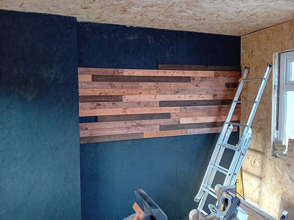 mouse_workshop's tweet image. I wanted to make a feature wall in the workshop, so I went for a pallet wood wall. I painted the OSB black behind the wall to help hide any gaps. I varied wood stains and then gave three coats of satin varnish. #workshop #palletwood
