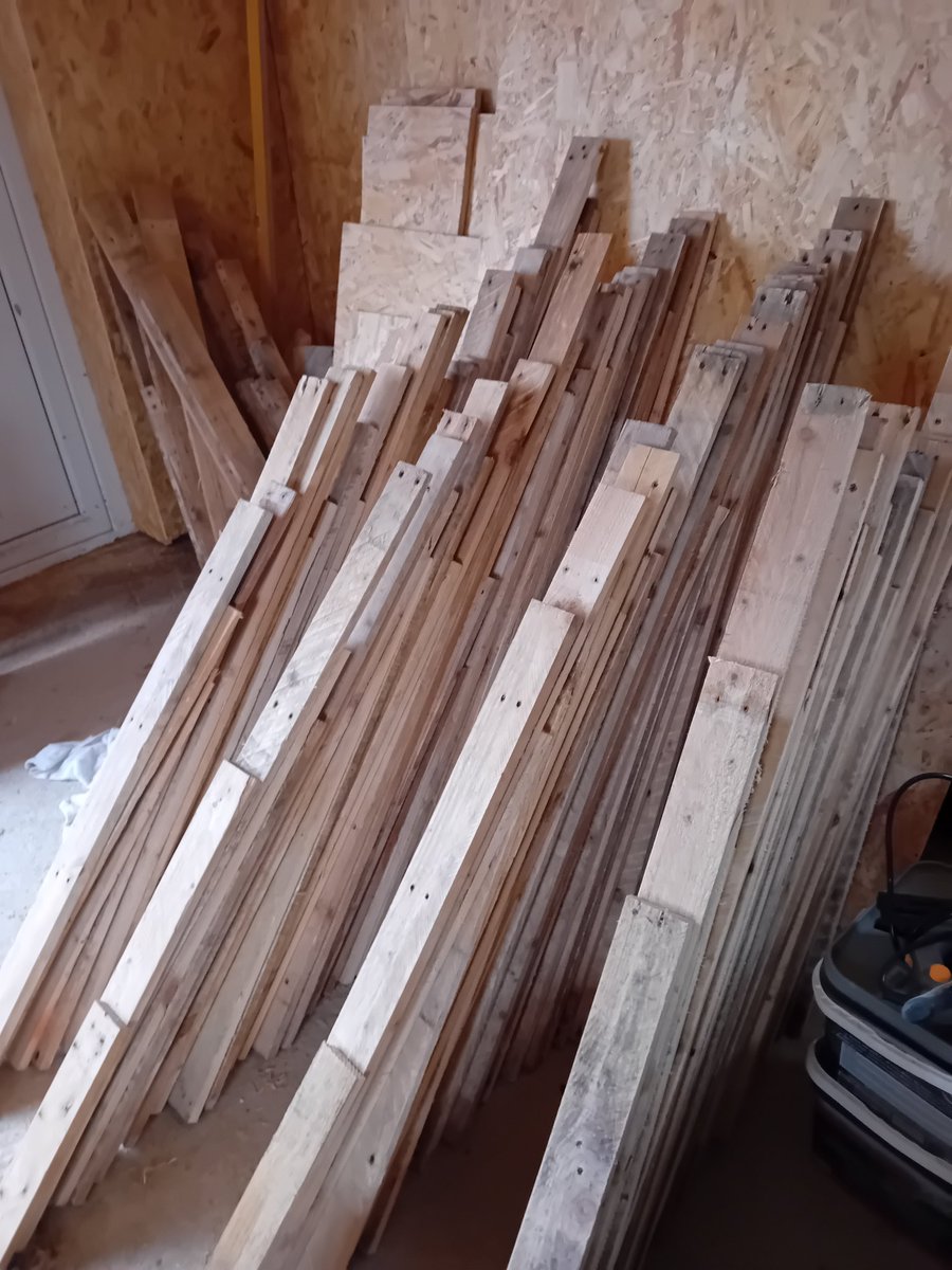 mouse_workshop's tweet image. I wanted to make a feature wall in the workshop, so I went for a pallet wood wall. I painted the OSB black behind the wall to help hide any gaps. I varied wood stains and then gave three coats of satin varnish. #workshop #palletwood