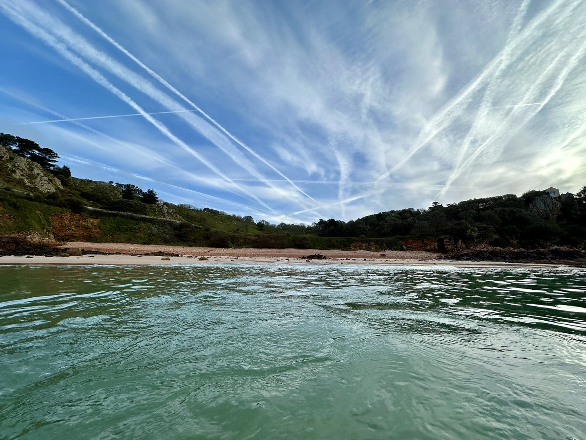 Beauport, Jersey at sunrise. Cirrus clouds at dawn. @Jersey_Met @LilyCarterTV